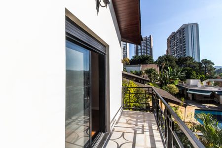 Casa à venda com 520m², 4 quartos e 6 vagas Casa à venda com 520m², 4 quartos e 6 vagasVaranda