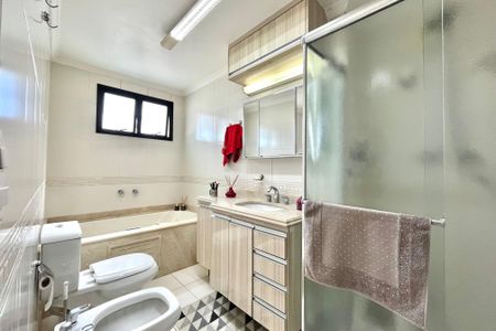 Apartamento à venda com 156m², 3 quartos e 3 vagas Apartamento à venda com 156m², 3 quartos e 3 vagasBanheiro da Suíte 1