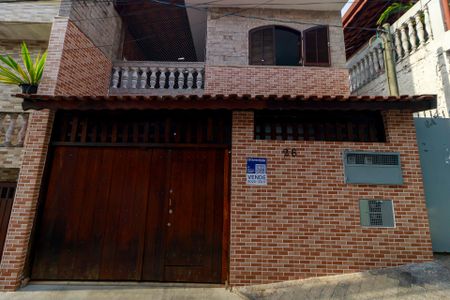 Casa à venda com 119m², 3 quartos e 2 vagas Casa à venda com 119m², 3 quartos e 2 vagasFachada