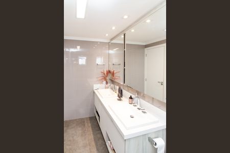 Apartamento à venda com 144m², 2 quartos e 2 vagas Apartamento à venda com 144m², 2 quartos e 2 vagasBanheiro da Suíte 1