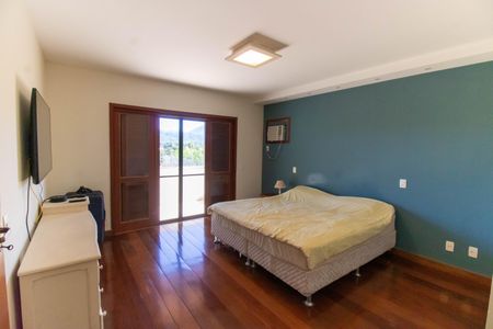 Casa de condomínio à venda com 300m², 5 quartos e 2 vagas Casa de condomínio à venda com 300m², 5 quartos e 2 vagasSuíte 3