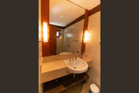 Casa de condomínio à venda com 300m², 5 quartos e 2 vagas Casa de condomínio à venda com 300m², 5 quartos e 2 vagasBanheiro da Suíte 1