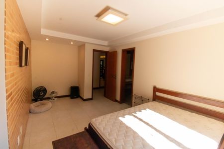 Casa de condomínio à venda com 300m², 5 quartos e 2 vagas Casa de condomínio à venda com 300m², 5 quartos e 2 vagasSuíte 1