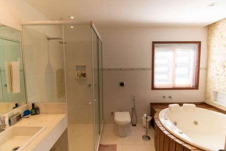 Casa de condomínio à venda com 300m², 5 quartos e 2 vagas Casa de condomínio à venda com 300m², 5 quartos e 2 vagasBanheiro da Suíte 3