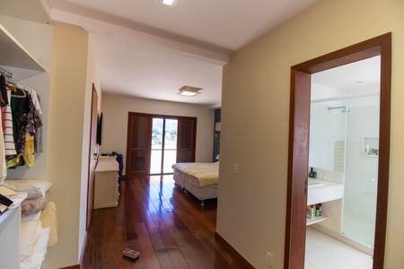 Casa de condomínio à venda com 300m², 5 quartos e 2 vagas Casa de condomínio à venda com 300m², 5 quartos e 2 vagasSuíte 3