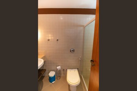 Casa de condomínio à venda com 300m², 5 quartos e 2 vagas Casa de condomínio à venda com 300m², 5 quartos e 2 vagasBanheiro da Suíte 1