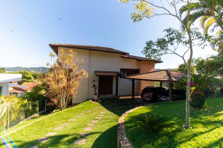 Casa de condomínio à venda com 300m², 5 quartos e 2 vagas Casa de condomínio à venda com 300m², 5 quartos e 2 vagasFachada