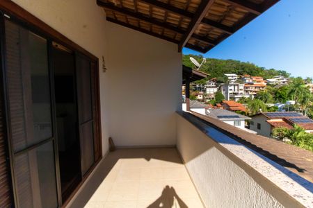 Casa de condomínio à venda com 300m², 5 quartos e 2 vagas Casa de condomínio à venda com 300m², 5 quartos e 2 vagasVaranda da Suíte 3