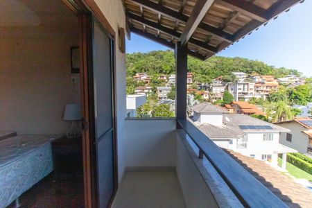 Casa de condomínio à venda com 300m², 5 quartos e 2 vagas Casa de condomínio à venda com 300m², 5 quartos e 2 vagasVaranda da Suíte 2
