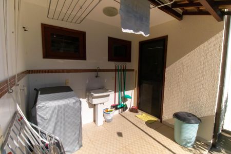 Casa de condomínio à venda com 300m², 5 quartos e 2 vagas Casa de condomínio à venda com 300m², 5 quartos e 2 vagasÁrea de Serviço