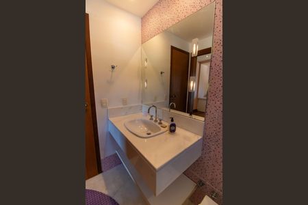 Casa de condomínio à venda com 300m², 5 quartos e 2 vagas Casa de condomínio à venda com 300m², 5 quartos e 2 vagasBanheiro da Suíte 2