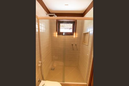 Casa de condomínio à venda com 300m², 5 quartos e 2 vagas Casa de condomínio à venda com 300m², 5 quartos e 2 vagasBanheiro da Suíte 1