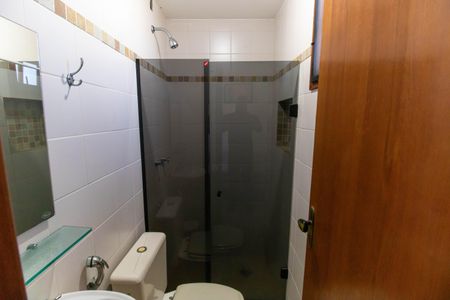 Casa de condomínio à venda com 300m², 5 quartos e 2 vagas Casa de condomínio à venda com 300m², 5 quartos e 2 vagasBanheiro da Suíte Externa