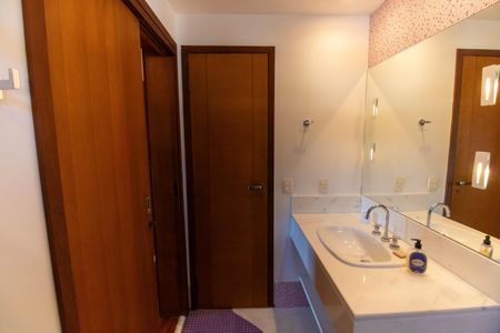 Casa de condomínio à venda com 300m², 5 quartos e 2 vagas Casa de condomínio à venda com 300m², 5 quartos e 2 vagasBanheiro da Suíte 2