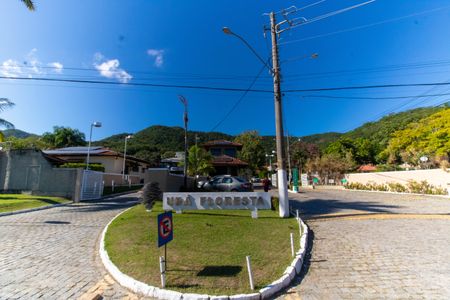 Casa de condomínio à venda com 300m², 5 quartos e 2 vagas Casa de condomínio à venda com 300m², 5 quartos e 2 vagasFachada