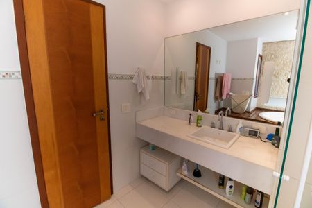 Casa de condomínio à venda com 300m², 5 quartos e 2 vagas Casa de condomínio à venda com 300m², 5 quartos e 2 vagasBanheiro da Suíte 3