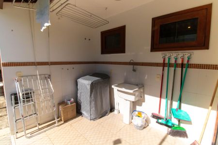 Casa de condomínio à venda com 300m², 5 quartos e 2 vagas Casa de condomínio à venda com 300m², 5 quartos e 2 vagasÁrea de Serviço