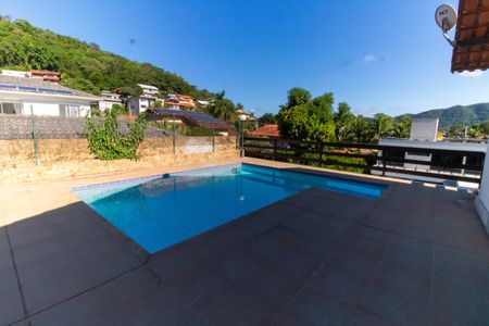 Casa de condomínio à venda com 300m², 5 quartos e 2 vagas Casa de condomínio à venda com 300m², 5 quartos e 2 vagasÁrea externa