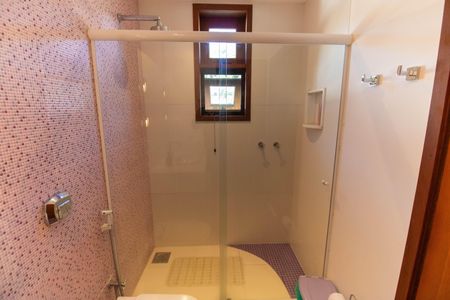 Casa de condomínio à venda com 300m², 5 quartos e 2 vagas Casa de condomínio à venda com 300m², 5 quartos e 2 vagasBanheiro da Suíte 2