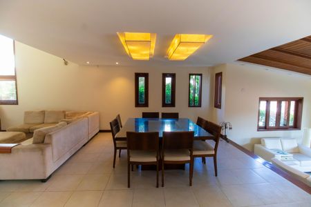 Casa de condomínio à venda com 300m², 5 quartos e 2 vagas Casa de condomínio à venda com 300m², 5 quartos e 2 vagasSala