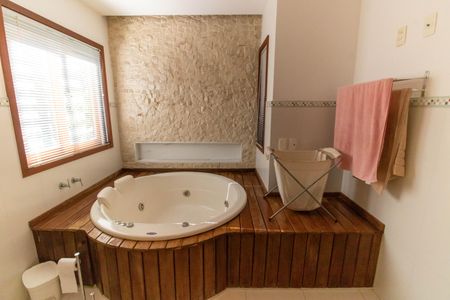 Casa de condomínio à venda com 300m², 5 quartos e 2 vagas Casa de condomínio à venda com 300m², 5 quartos e 2 vagasBanheiro da Suíte 3