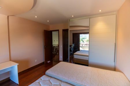 Casa de condomínio à venda com 300m², 5 quartos e 2 vagas Casa de condomínio à venda com 300m², 5 quartos e 2 vagasSuíte 2