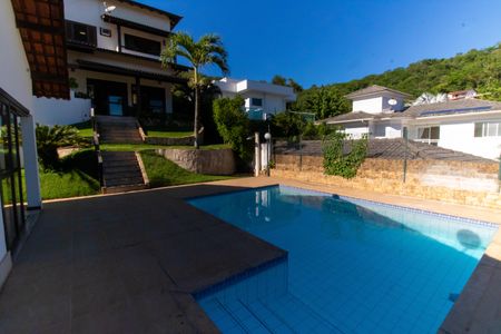 Casa de condomínio à venda com 300m², 5 quartos e 2 vagas Casa de condomínio à venda com 300m², 5 quartos e 2 vagasÁrea externa