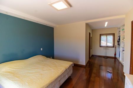 Casa de condomínio à venda com 300m², 5 quartos e 2 vagas Casa de condomínio à venda com 300m², 5 quartos e 2 vagasSuíte 3