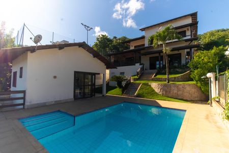 Casa de condomínio à venda com 300m², 5 quartos e 2 vagas Casa de condomínio à venda com 300m², 5 quartos e 2 vagasFachada