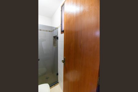 Casa de condomínio à venda com 300m², 5 quartos e 2 vagas Casa de condomínio à venda com 300m², 5 quartos e 2 vagasBanheiro da Suíte Externa