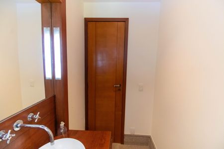 Casa de condomínio à venda com 300m², 5 quartos e 2 vagas Casa de condomínio à venda com 300m², 5 quartos e 2 vagasLavabo