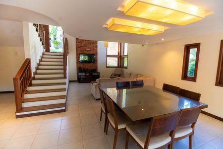 Casa de condomínio à venda com 300m², 5 quartos e 2 vagas Casa de condomínio à venda com 300m², 5 quartos e 2 vagasSala