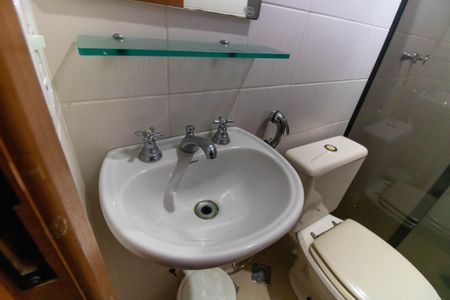 Casa de condomínio à venda com 300m², 5 quartos e 2 vagas Casa de condomínio à venda com 300m², 5 quartos e 2 vagasBanheiro da Suíte Externa