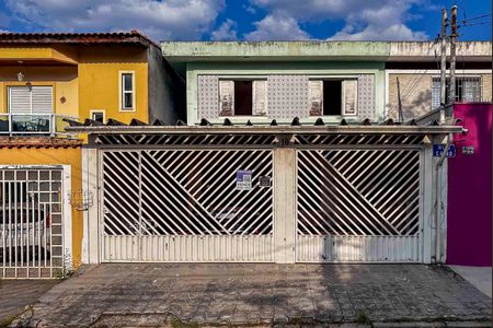 Casa à venda com 196m², 3 quartos e 2 vagas Casa à venda com 196m², 3 quartos e 2 vagasFachada