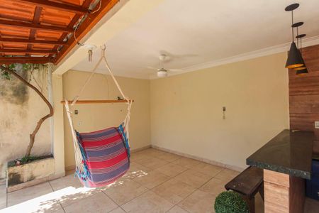 Casa à venda com 240m², 4 quartos e 2 vagas Casa à venda com 240m², 4 quartos e 2 vagasChurrasqueira