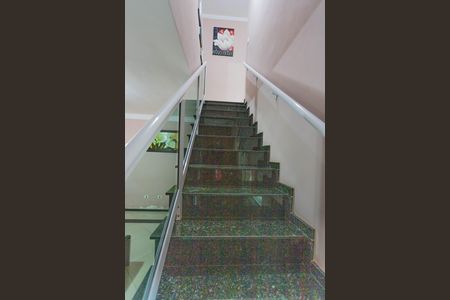 Casa à venda com 220m², 3 quartos e 2 vagas Casa à venda com 220m², 3 quartos e 2 vagasEscada