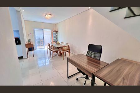 Casa de condomínio à venda com 147m², 3 quartos e 2 vagas Casa de condomínio à venda com 147m², 3 quartos e 2 vagasSala