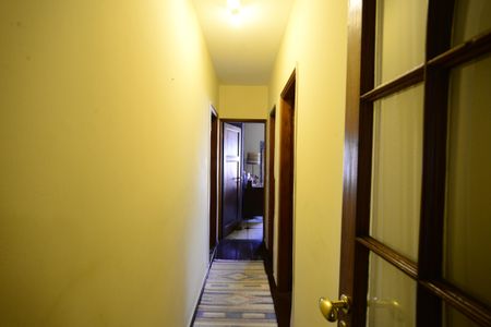 Casa à venda com 250m², 3 quartos e 2 vagasCorredor