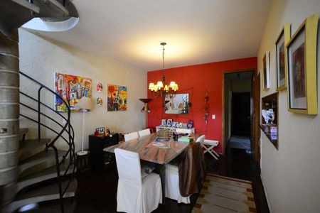 Casa à venda com 250m², 3 quartos e 2 vagasSala