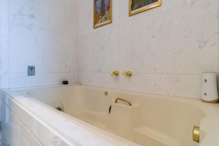 Apartamento à venda com 289m², 4 quartos e 4 vagas Apartamento à venda com 289m², 4 quartos e 4 vagasBanheiro da Suíte 4