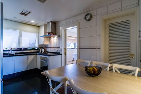 Apartamento à venda com 289m², 4 quartos e 4 vagas Apartamento à venda com 289m², 4 quartos e 4 vagasCozinha