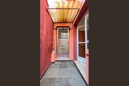 Casa à venda com 177m², 4 quartos e 2 vagas Casa à venda com 177m², 4 quartos e 2 vagasEscada