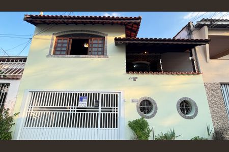 Casa à venda com 177m², 4 quartos e 2 vagas Casa à venda com 177m², 4 quartos e 2 vagasFachada