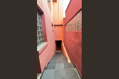 Casa à venda com 177m², 4 quartos e 2 vagas Casa à venda com 177m², 4 quartos e 2 vagasEscada