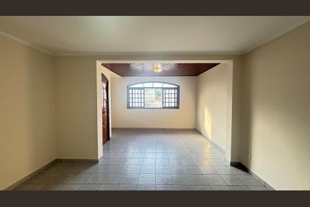 Casa à venda com 177m², 4 quartos e 2 vagas Casa à venda com 177m², 4 quartos e 2 vagasSala