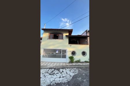 Casa à venda com 177m², 4 quartos e 2 vagas Casa à venda com 177m², 4 quartos e 2 vagasFachada