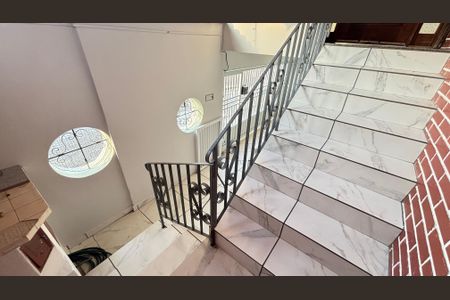 Casa à venda com 177m², 4 quartos e 2 vagas Casa à venda com 177m², 4 quartos e 2 vagasEscada
