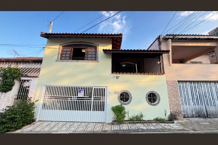 Casa à venda com 177m², 4 quartos e 2 vagas Casa à venda com 177m², 4 quartos e 2 vagasFachada