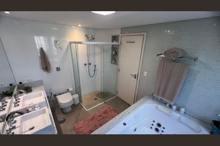Apartamento à venda com 280m², 4 quartos e 4 vagas Apartamento à venda com 280m², 4 quartos e 4 vagasBanheiro da Suíte 3