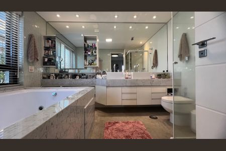 Apartamento à venda com 280m², 4 quartos e 4 vagas Apartamento à venda com 280m², 4 quartos e 4 vagasBanheiro da Suíte 3